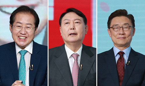 9월23일 오후 MBN 주관 국민의힘 대선 경선 후보자 2차 TV토론회에 나선 8명의 주자 중 홍준표(왼쪽부터)·윤석열·최재형 예비후보가 토론 준비를 하는 모습. 연합뉴스